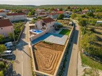 Bazén v ubytovaní Villa Kamen ZadarVillas alebo v jeho blízkosti