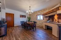 Kuchyňa alebo kuchynka v ubytovaní Villa Kamen ZadarVillas