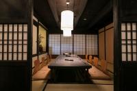 白馬村にあるSquare 8 HAKUBA RETREAT by UNPLANのテーブルと椅子のあるダイニングルーム