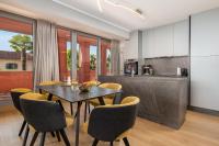 Kuchyňa alebo kuchynka v ubytovaní Luxury City Center Apartment -50m to the sea