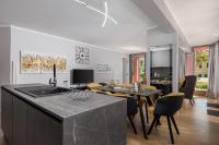Televízia a/alebo spoločenská miestnosť v ubytovaní Luxury City Center Apartment -50m to the sea