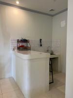 Kuta Circle Homestayにあるキッチンまたは簡易キッチン