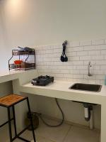 Kuta Circle Homestayにあるキッチンまたは簡易キッチン