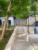 una escalera en un parque con un árbol en Sophia Hotel Kyiv, en Kiev