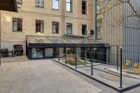 Un edificio con un toldo negro delante de un edificio. en Sophia Hotel Kyiv, en Kiev