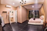 Postel nebo postele na pokoji v ubytování Aen Guy Boutique Hotel