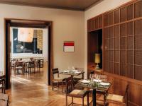 Un restaurante con mesas y sillas y un comedor. en Boutique Hotel Château Royal, en Berlín