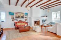 Posezení v ubytování Cycladic Aura - Traditional Holiday Cottage