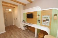 TV a/nebo společenská místnost v ubytování Dolphin Park Hotel