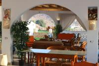 Un restaurante con mesas y sillas y una ventana. en Noprea Boutique Hotel, en Asuán