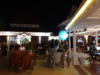 eine Gruppe von Menschen, die nachts in einem Restaurant sitzen in der Unterkunft STUDIO CARAMBOLE VUE MER - Piscines - Plages - Village vacances Sainte Anne Guadeloupe in Sainte-Anne