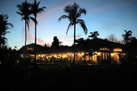 um edifício com palmeiras em frente a um pôr-do-sol em Island View Beachfront Resort em Anda