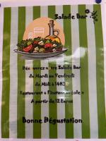 eine Speisekarte für eine Salatbar mit einem Teller Essen in der Unterkunft STUDIO CARAMBOLE VUE MER - Piscines - Plages - Village vacances Sainte Anne Guadeloupe in Sainte-Anne