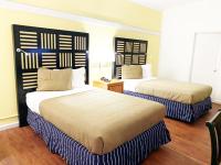 1 dormitorio con 2 camas en azul y blanco en Hotel M Morgantown - WVU Area, en Morgantown