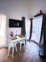 Televízia a/alebo spoločenská miestnosť v ubytovaní Azur Arts Lanzarote Lofts