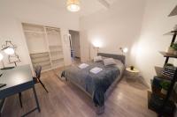 ein Schlafzimmer mit einem Bett und einem Schreibtisch. in der Unterkunft AppartUnique - Chez Klein in Vichy