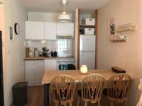 Kuchyňa alebo kuchynka v ubytovaní Appartement rez-de-chaussée, Cosy T3 4 à 6 pers avec Piscines Intérieure & Extérieure à Samoëns en Haute-Savoie