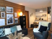Kuchyňa alebo kuchynka v ubytovaní Appartement rez-de-chaussée, Cosy T3 4 à 6 pers avec Piscines Intérieure & Extérieure à Samoëns en Haute-Savoie