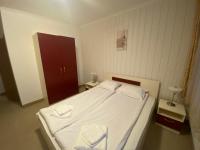 Postel nebo postele na pokoji v ubytování Червената Шапчица Апартамент Гранд Манастира