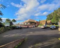 uma rua com carros estacionados em frente a um prédio em Sleep and Go in Santana in Nature B&B em Santana