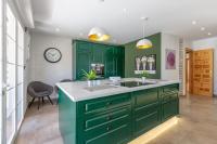 A kitchen or kitchenette at Villa Meretseger