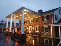 Casa de ladrillo grande con porche cubierto en Colonial Inn Seekonk, en Seekonk