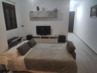 TV a/nebo společenská místnost v ubytování Apartamentos Daniela 2