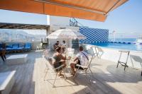 persone sedute sul ponte di una nave da crociera di ALENA HOTEL ad Aqaba