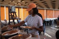 Una donna ha in mano un piatto di cibo. di ALENA HOTEL ad Aqaba