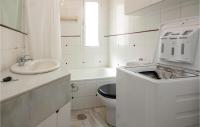 Koupelna v ubytování 1 Bedroom Nice Apartment In Mijas Costa