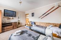 Televízia a/alebo spoločenská miestnosť v ubytovaní Apartamenty u Bacy