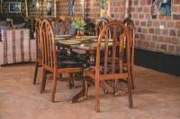 モシにあるKilimanjaro Scenic Homestayの木製テーブル(椅子4脚付)