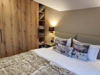 Postel nebo postele na pokoji v ubytování PinePino Borovets, aparthotel Borovets Gardens A60