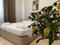 A bed or beds in a room at PRAIOLA BEACH HOUSE