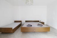Posteľ alebo postele v izbe v ubytovaní Apartments LEO with pool