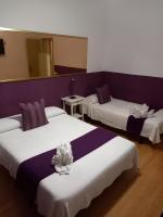 Posteľ alebo postele v izbe v ubytovaní Hostal Muntaner