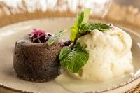 アライアル・ダジュダにあるSanta Aldeia Hotelのミントを添えた皿の上のデザート