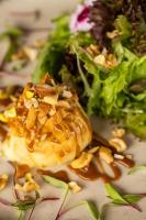 アライアル・ダジュダにあるSanta Aldeia Hotelのサラダソース一皿