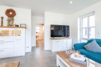 TV a/nebo společenská místnost v ubytování Ferienhaus Maira, mit Garten und Sauna