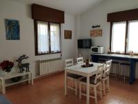 TV a/nebo společenská místnost v ubytování Apartamentos la Escuela en Cantabria