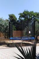 Tenis alebo squash v ubytovaní Apartments with a parking space Kastel Gomilica, Kastela - 20245 alebo jeho okolí