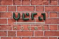Hotel Vera Ballaratに飾ってある許可証、賞状、看板またはその他の書類