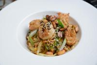 トビリシにあるRoyal Tulip Hotel & Casino, Tbilisiのエビと麺が入った白いボウル