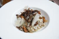 トビリシにあるRoyal Tulip Hotel & Casino, Tbilisiのナッツとオート麦が入った白いボウル