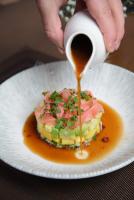 トビリシにあるRoyal Tulip Hotel & Casino, Tbilisiの食皿にソースをかける人