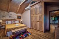 A bed or beds in a room at Wild Oak Estate - Stunning Views at a Dreamy Location, by ZanteWize