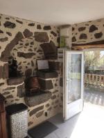 Kuchyňa alebo kuchynka v ubytovaní Maison auvergnate traditionnelle récemment rénovée