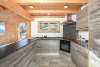 Chalet Amerhone - Luxury chalet With Jacuzziにあるキッチンまたは簡易キッチン