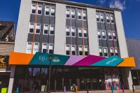 un edificio en una calle frente a una tienda en The Arts Hotel, en Charlottetown