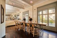 uma grande sala de jantar com uma mesa longa e cadeiras em Room & Parking Assistance em Praga